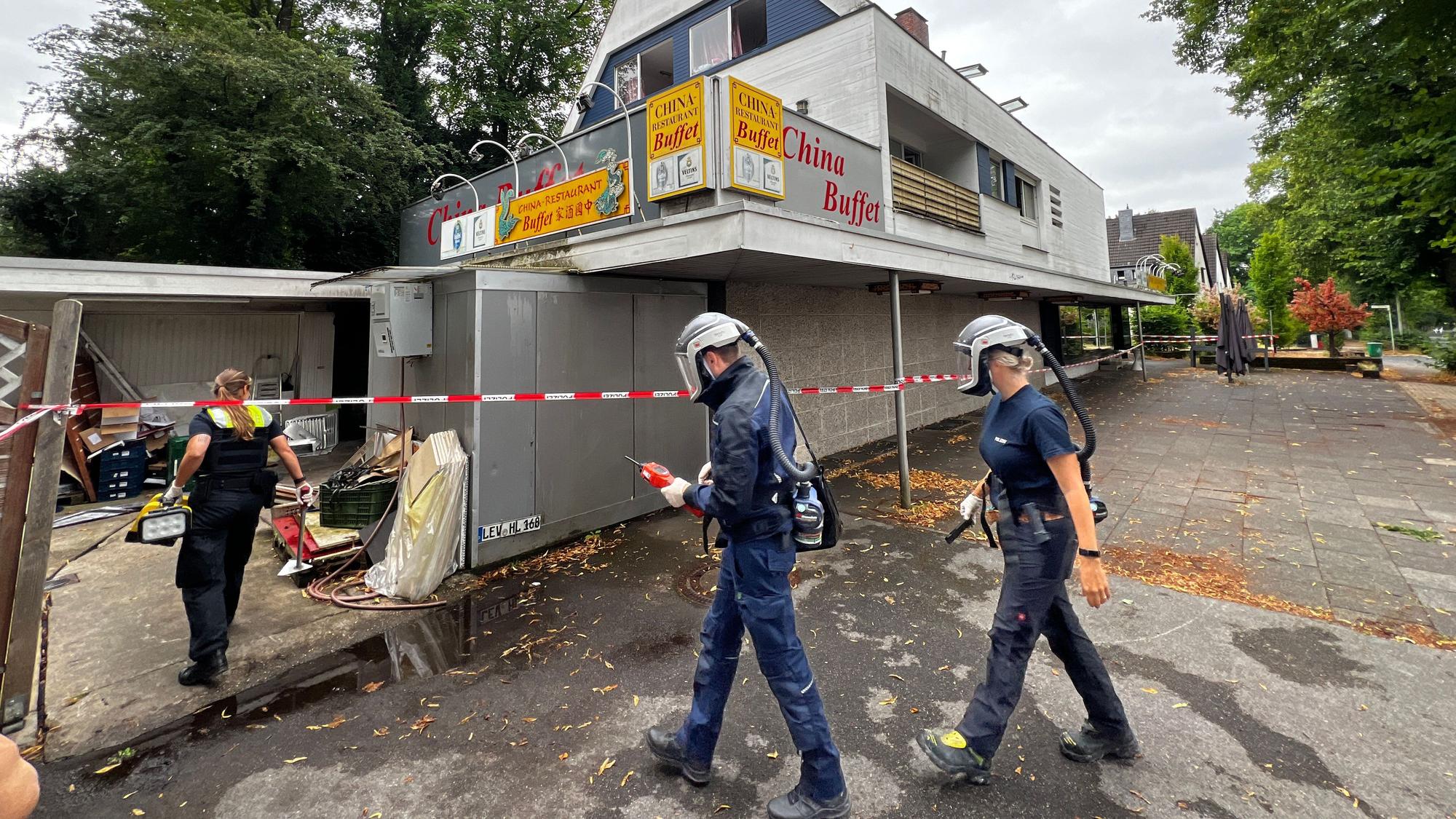 Die Brandermittler treffen ein: Am Morgen hatte es im China-Restaurant an der Saarstraße gebrannt. Bild: Ralf Krieger