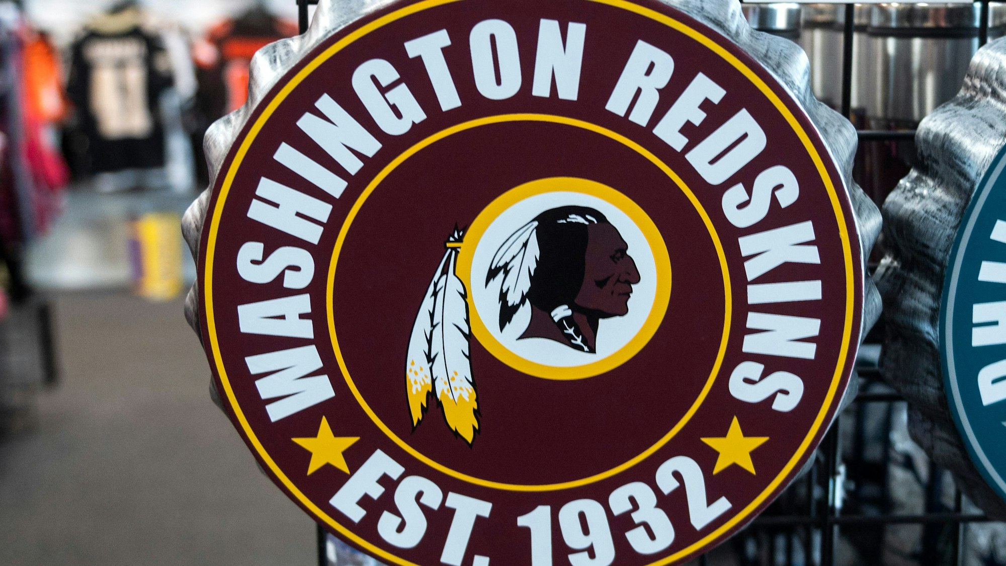 Das Foto zeigt das alte Logo und den alten Namen der NFL-Mannschaft aus Washington. (Foto: Andrew Caballero-Reynolds/AFP)