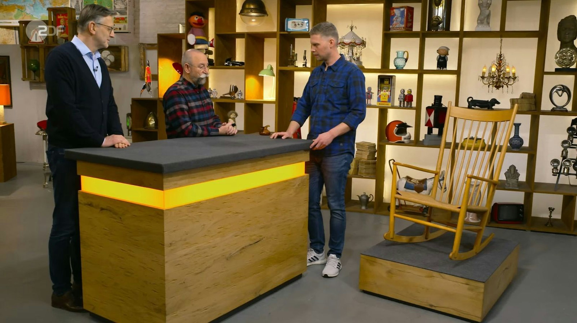 Bequem wurde es mit, oder besser auf dem nächsten Exponat: Ein Designer-Schaukelstuhl aus Dänemark, entworfen im Jahr 1944 von Hans J. Wegner, wartete auf neue Besitzer. Der Schätzpreis lag zwischen 600 und 700 Euro. (Bild: ZDF)