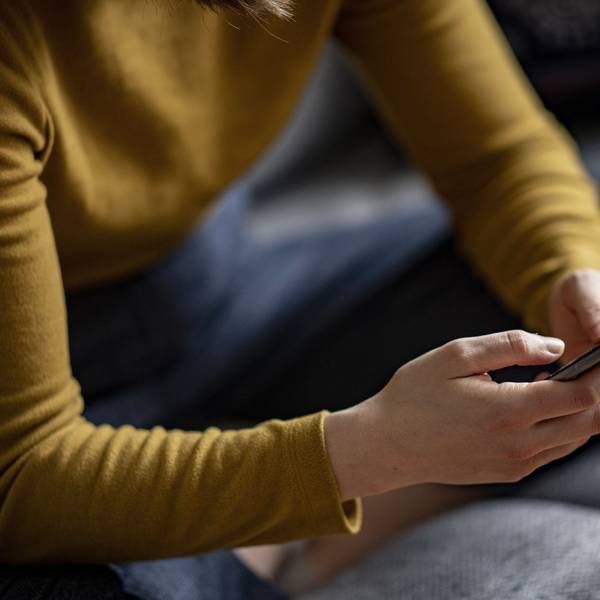 Nächtliche SMS können eine Grenzüberschreitung sein - und zum Fall für eine Ombudsstelle werden.