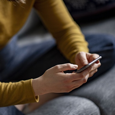 Nächtliche SMS können eine Grenzüberschreitung sein - und zum Fall für eine Ombudsstelle werden.