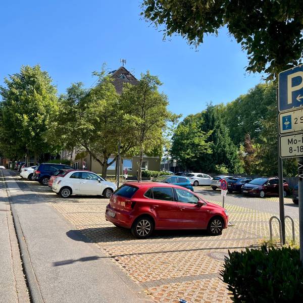 Der Parkplatz neben dem Burscheider Rathaus