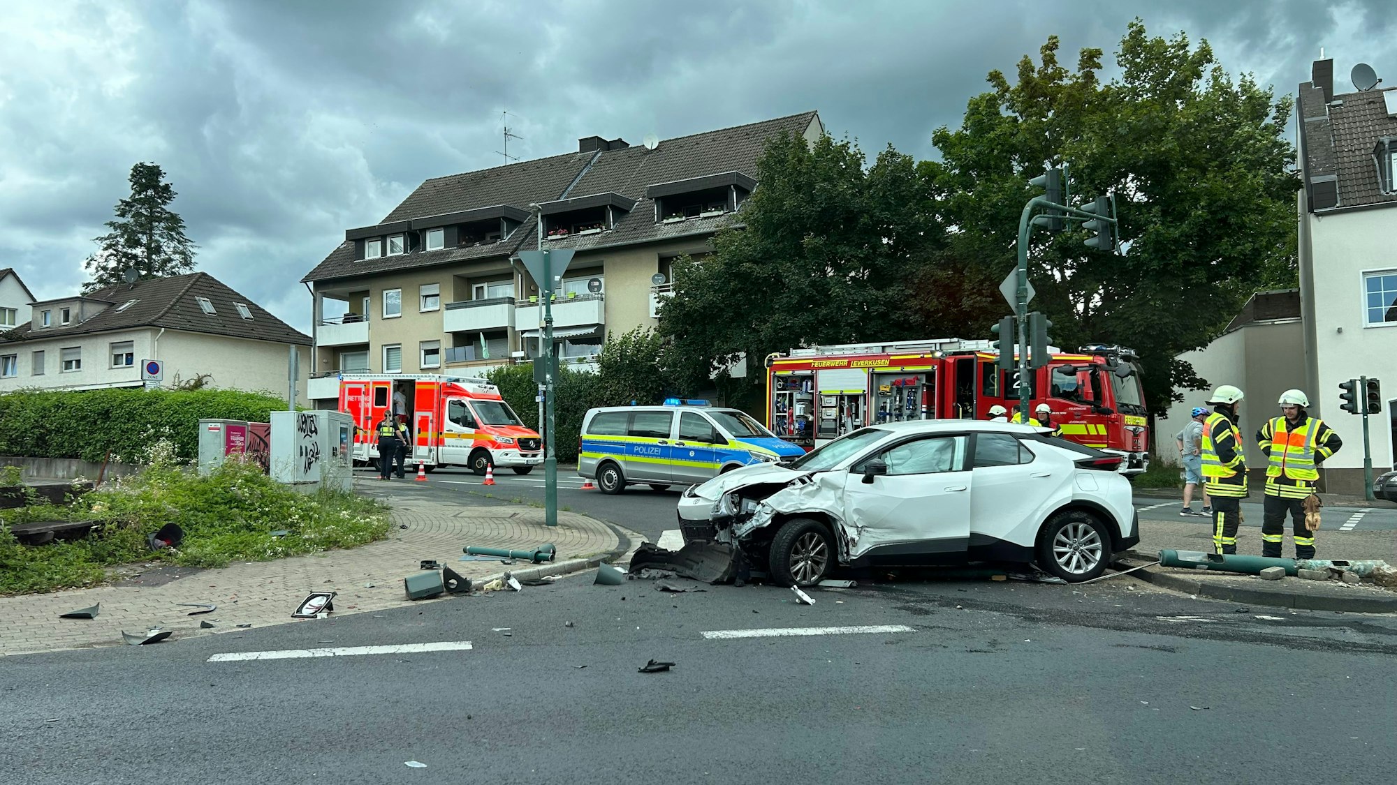 Ein Toyota war erst mit einem VW zusammen geprallt und überfuhr dann eine Ampel an der Kreuzung Lützenkirchener Straße/Quettinger Straße.