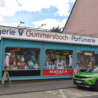 Zu sehen ist ein Drogeriegeschäft an einer Straße.