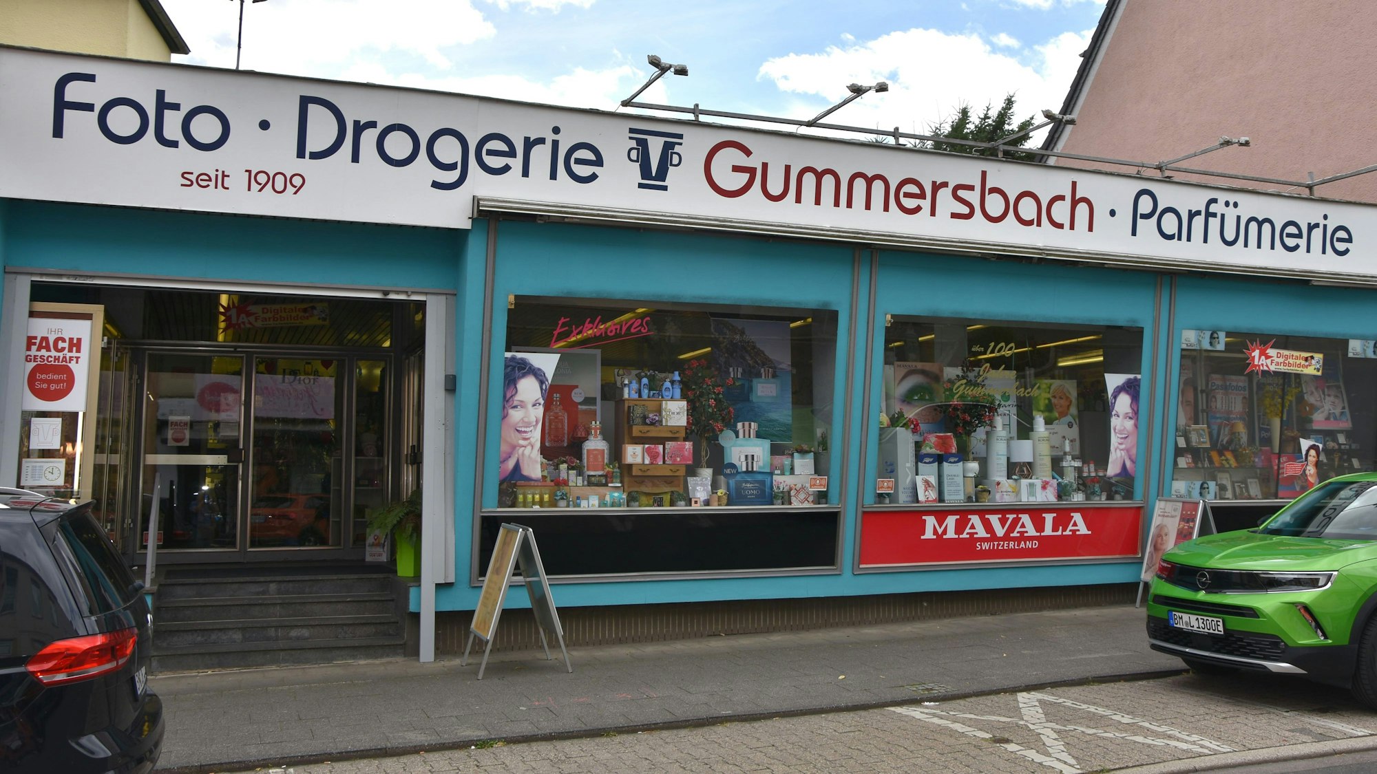 Zu sehen ist ein Drogeriegeschäft an einer Straße.