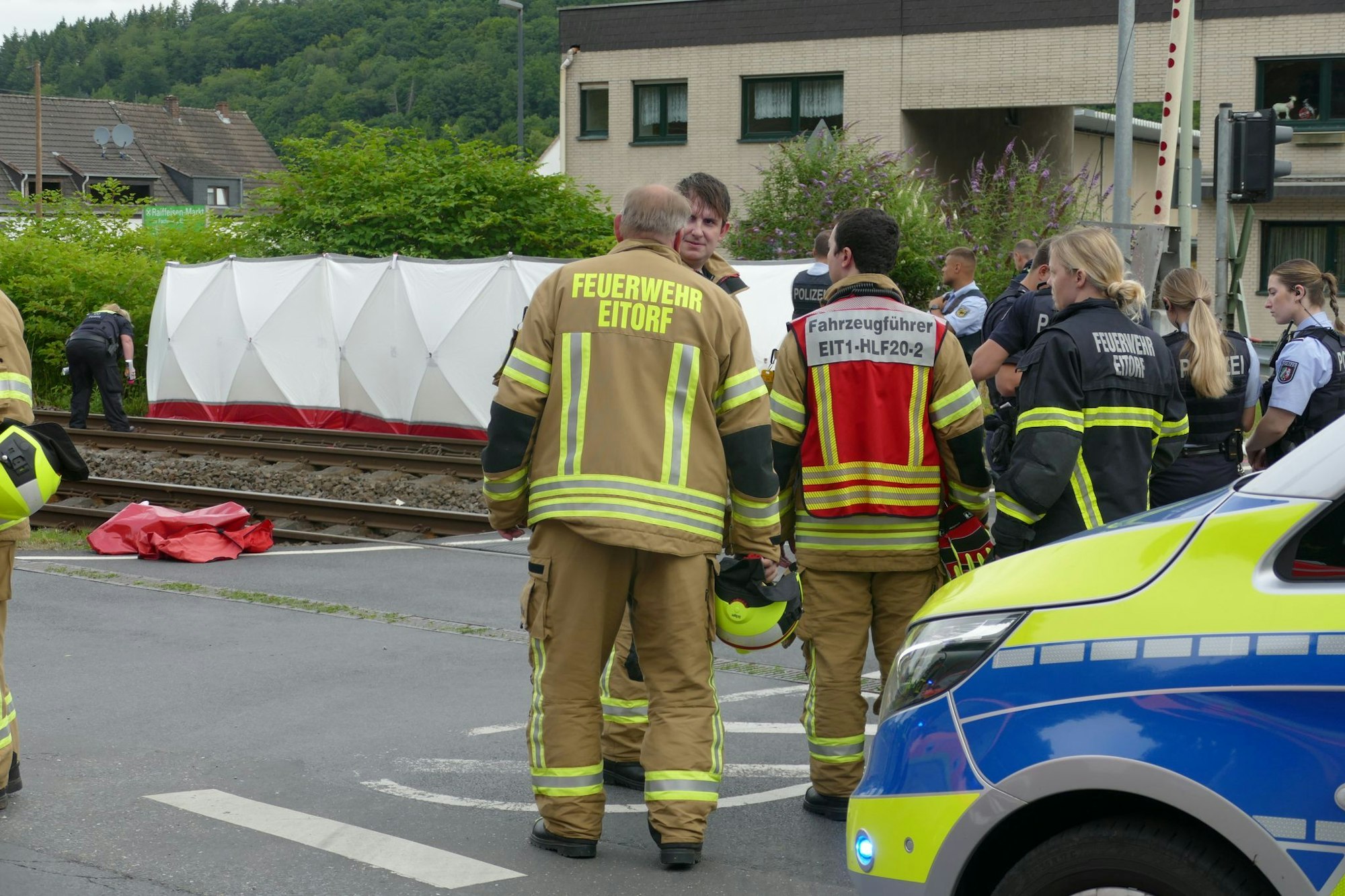Rettungskräfte kümmerten sich um die Menschen, die den schrecklichen Vorfall miterleben mussten