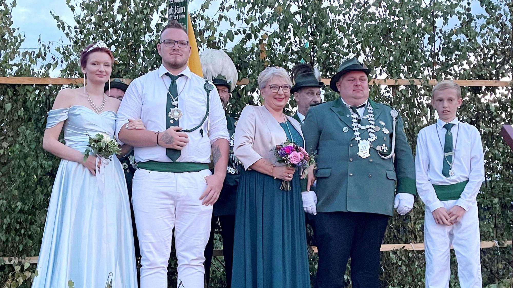 Das Foto zeigt die neuen Majestäten der Sünger Schützen bei der Krönung.