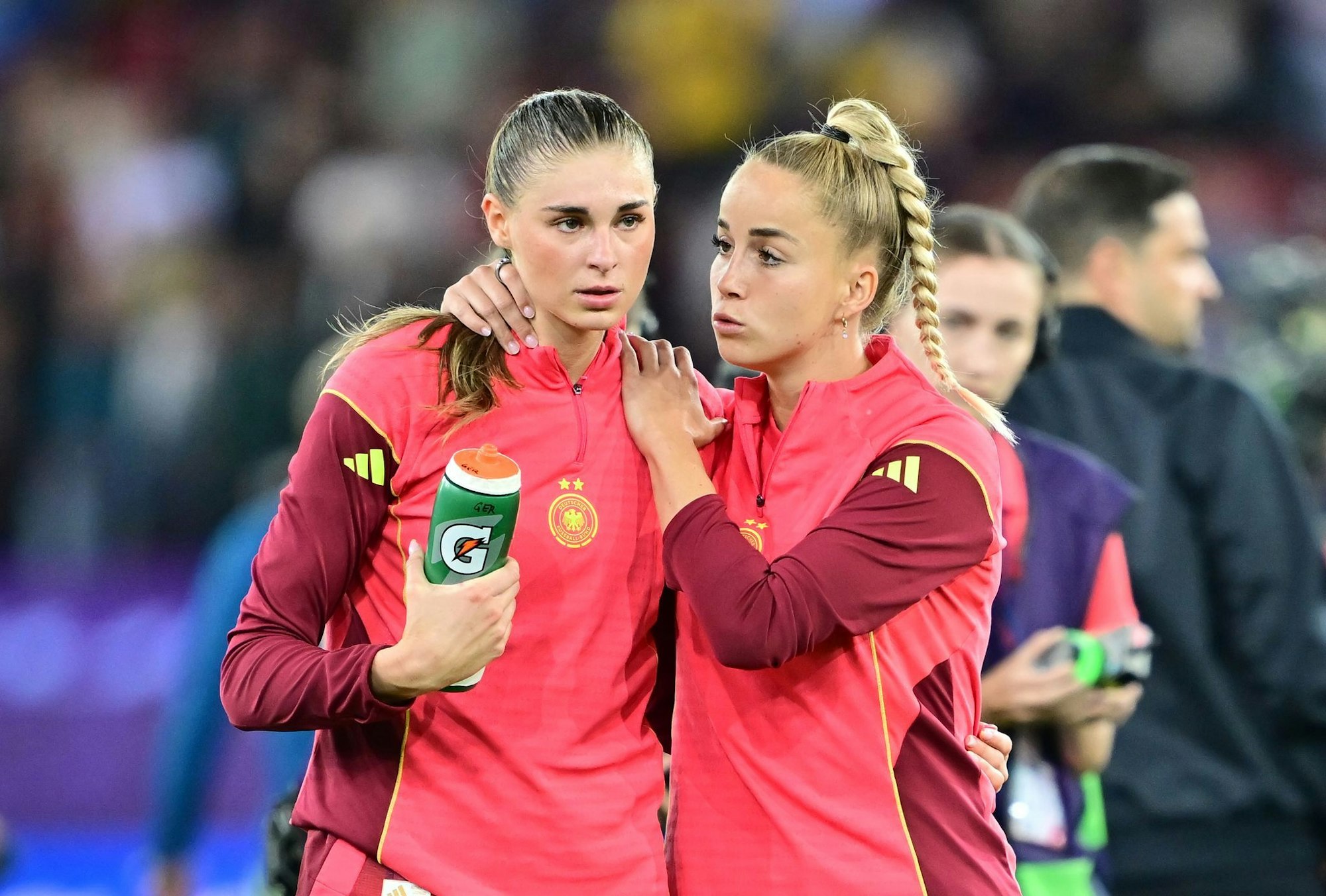 Zwei deutsche Topstars: Jule Brand (l.) und die derzeit verletzte Giulia Gwinn.