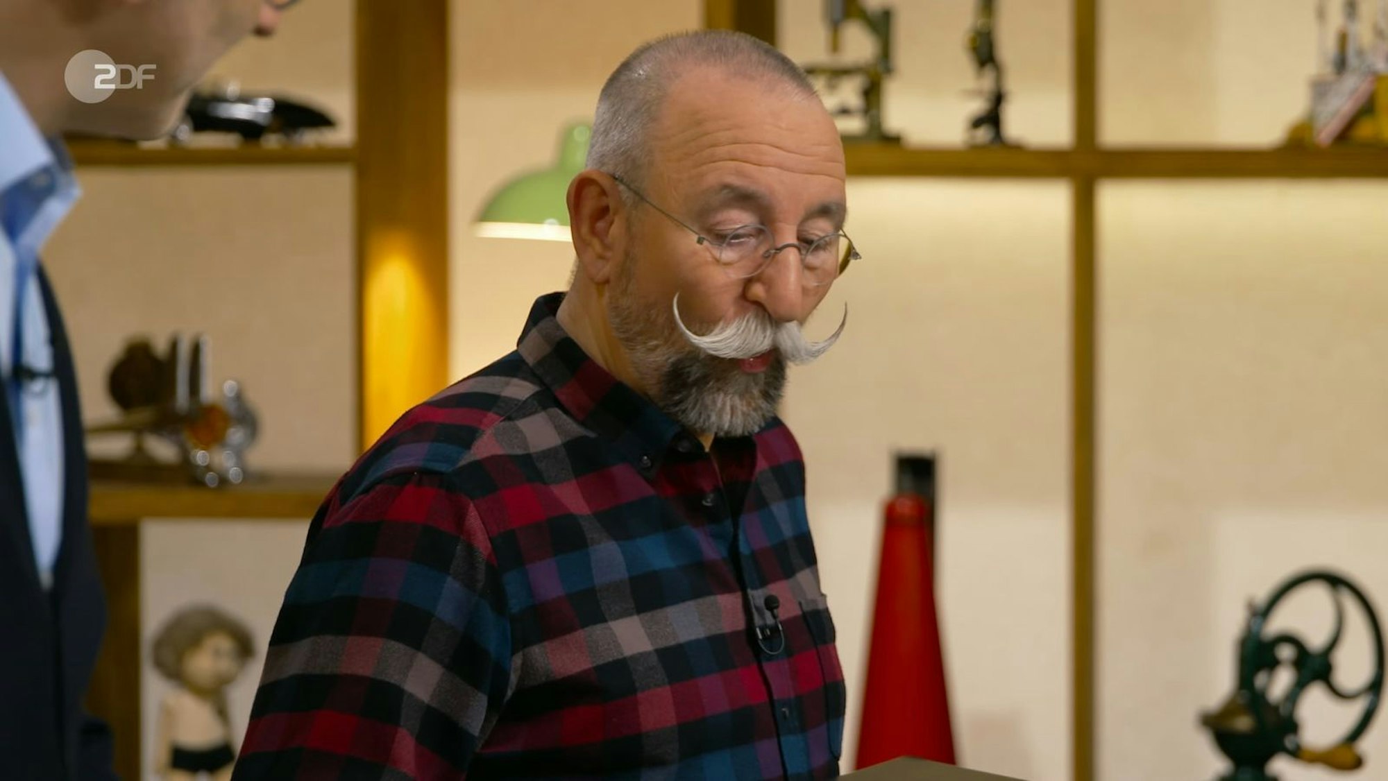 „Ohhhh ja!“ Horst Lichter staunte nicht schlecht, als er das erste Objekt des Tages bei „Bares für Rares“ erblickte. „Jetzt sind wir in deinem Element“, bestätigte auch Detlev Kümmel lachend. Was ihn wohl in dieser Ausgabe der ZDF-Sendung derart baff werden ließ? So viel sei verraten: Ein Flop wurde es dennoch. (Bild: ZDF)
