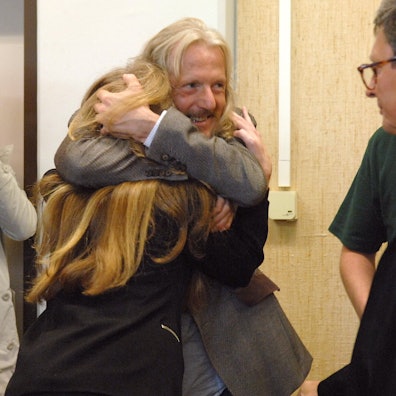 Der Kunstfälscher Wolfgang Beltracchi umarmt seine Ehefrau Helene Beltracchi beim Prozess vor dem Kölner Landgericht.