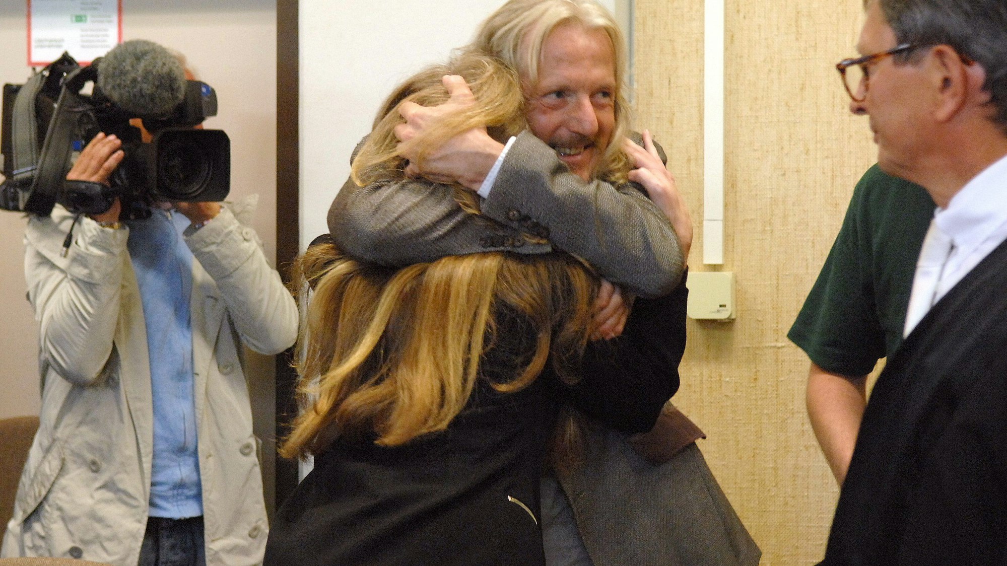 Der Kunstfälscher Wolfgang Beltracchi umarmt seine Ehefrau Helene Beltracchi beim Prozess vor dem Kölner Landgericht.