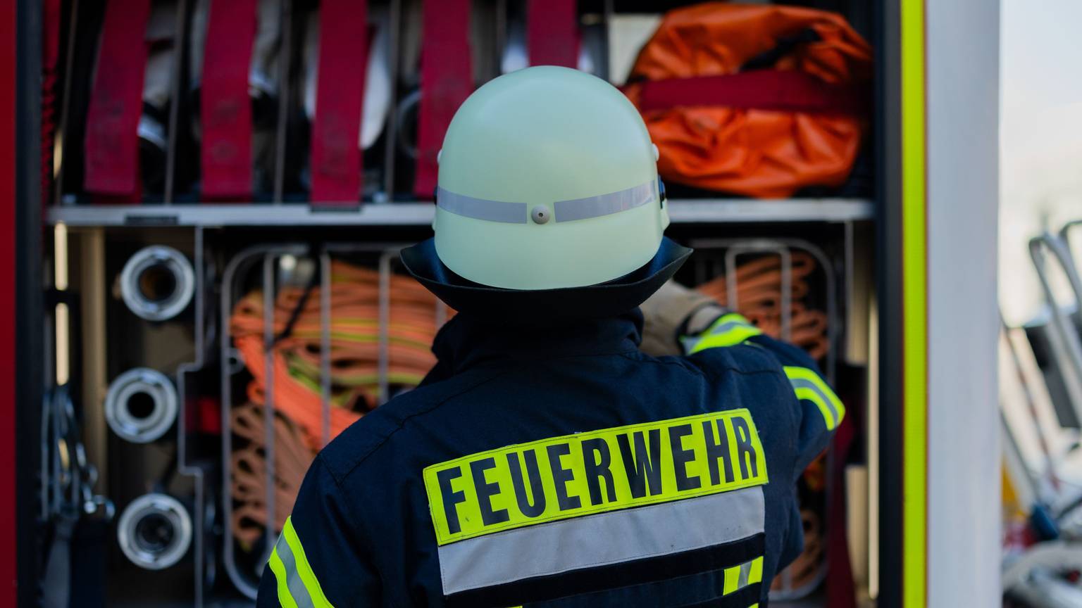 Ein Feuerwehrmann im Einsatz bei einem Brand. (Symbolfoto)