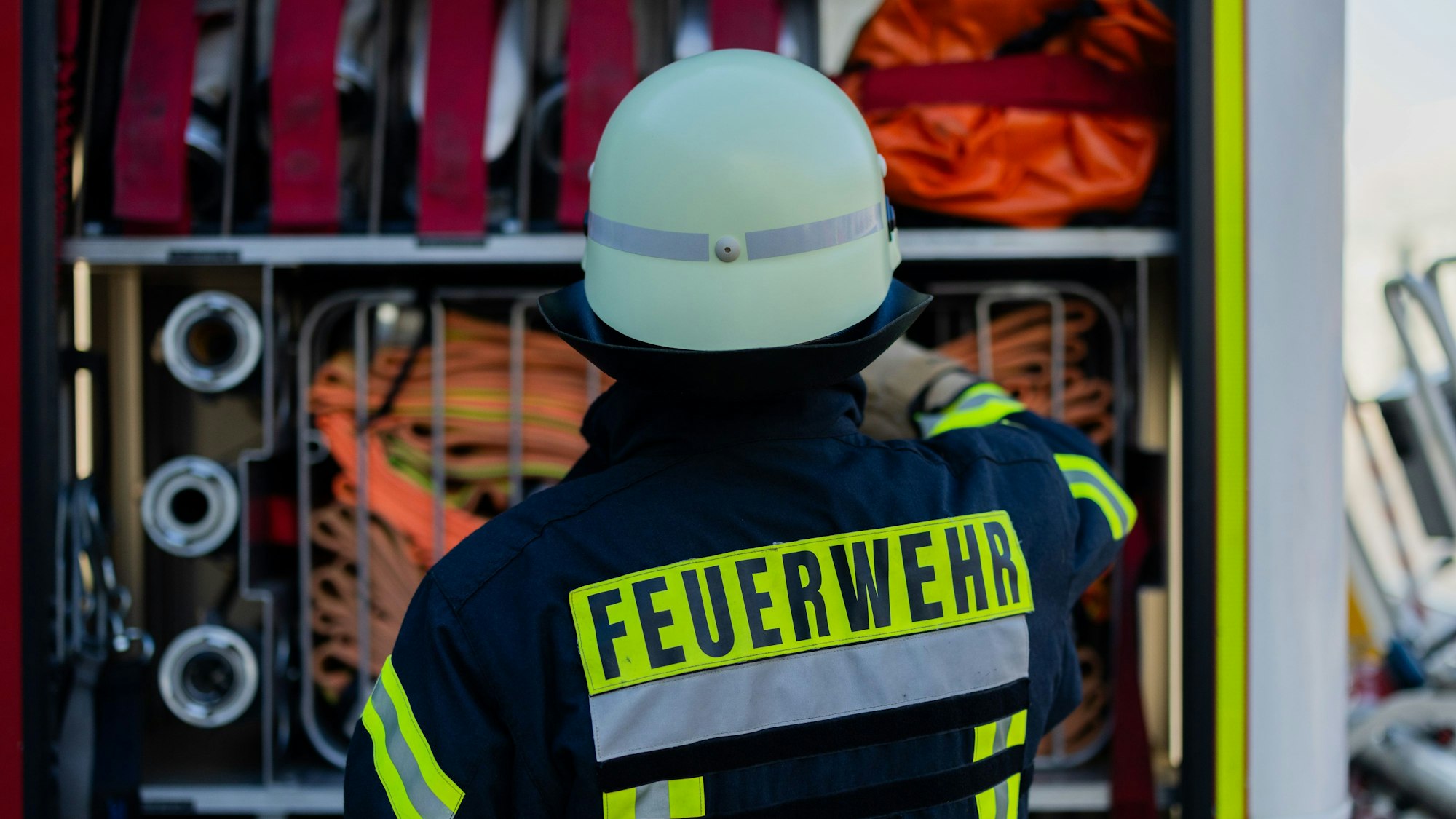 Feuerwehrmann im Einsatz (Symbolfoto)