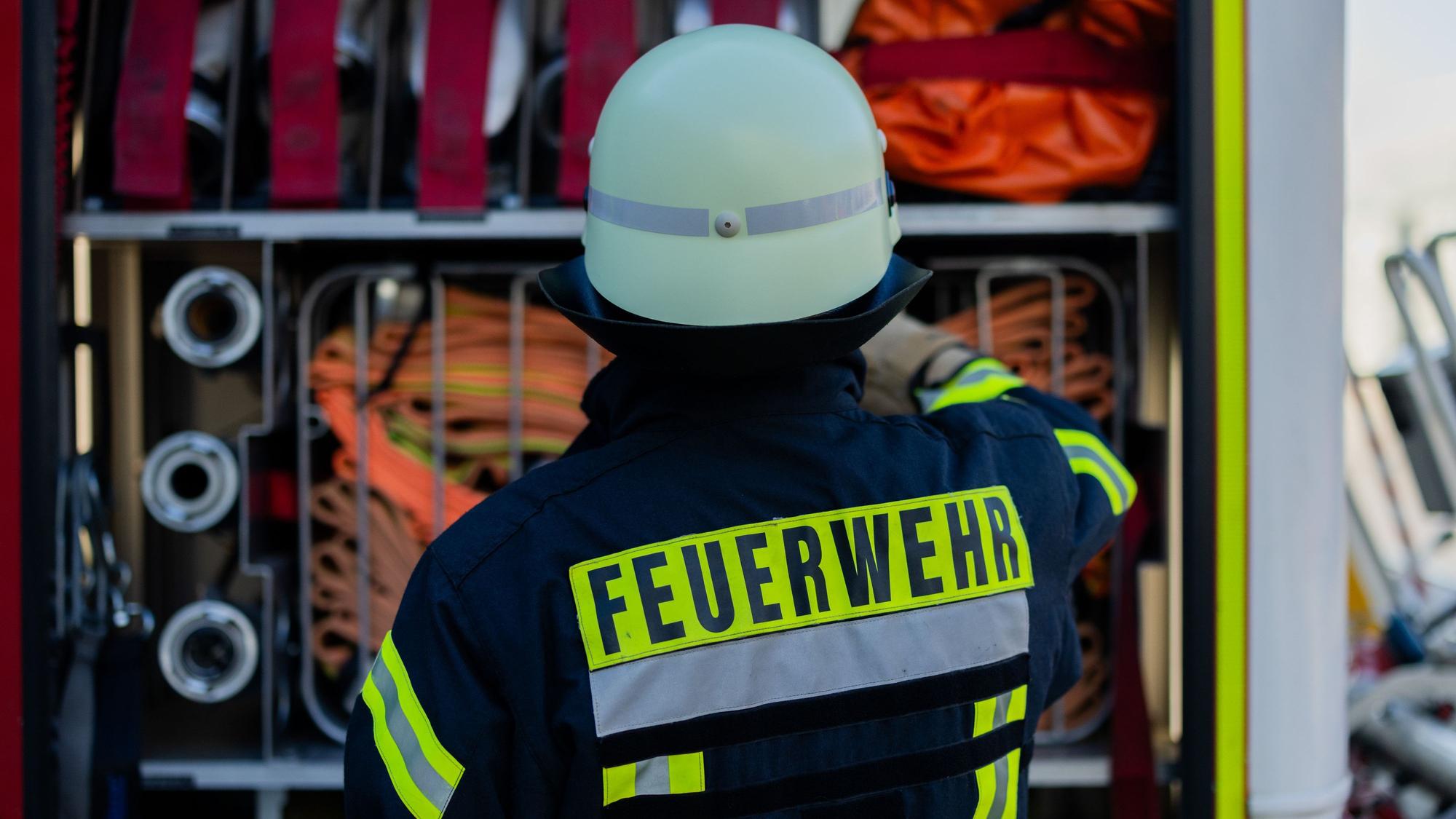 Feuerwehrmann bei einem Einsatz (Symbolfoto)