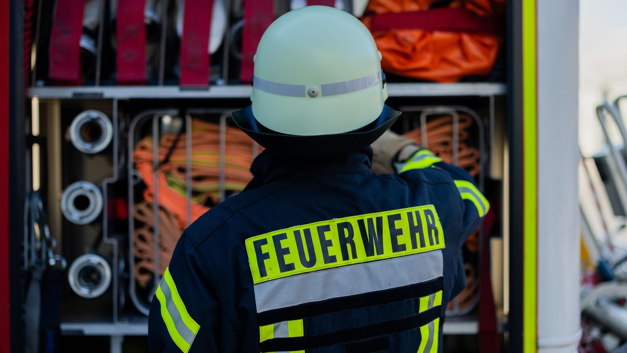 Ein Feuerwehrmann im Einsatz bei einem Brand. (Symbolfoto)