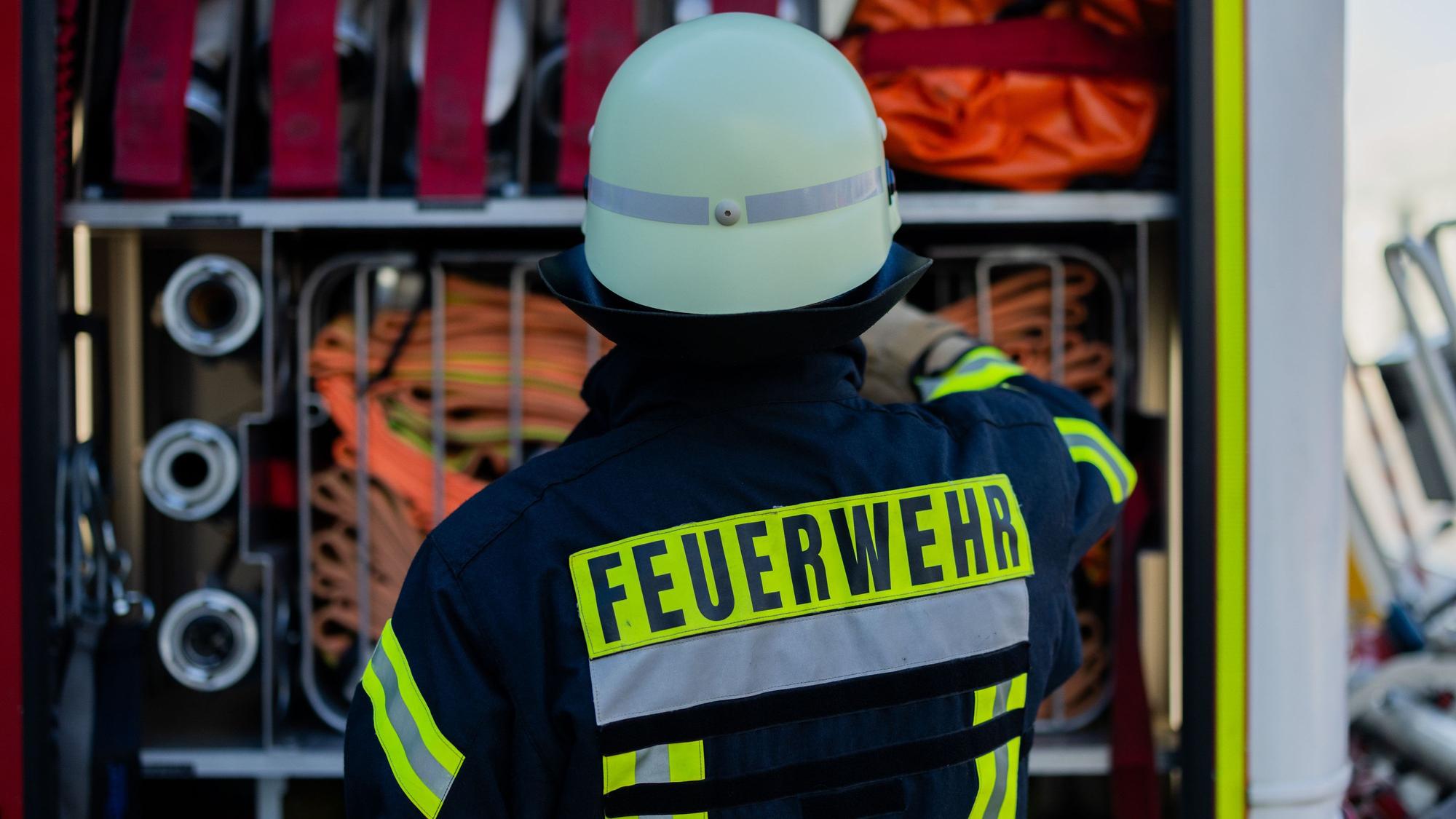 Ein Feuerwehrmann im Einsatz bei einem Brand. (Symbolfoto)