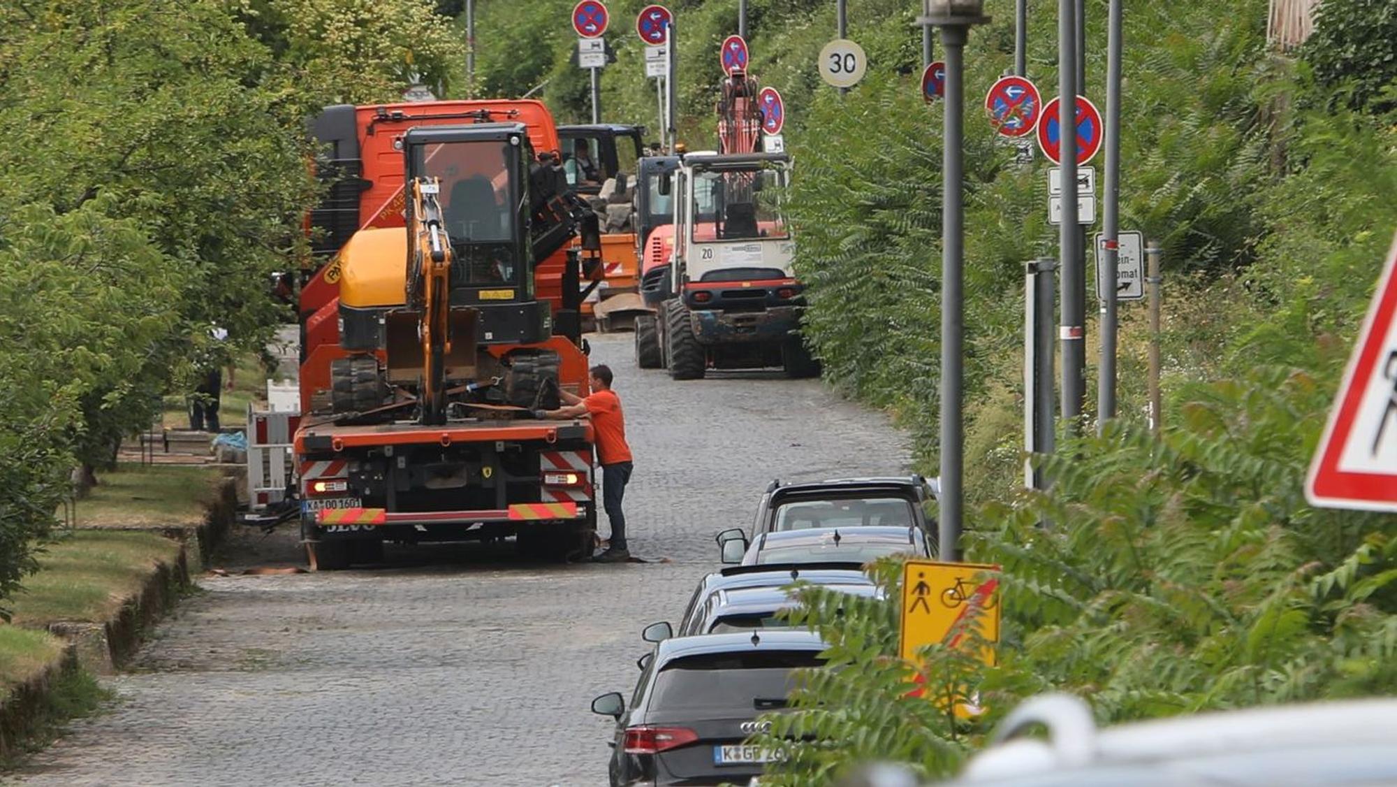 22.07.2025, Köln: Baustellenfahrzeuge auf dem Parkplatz an der Bastei