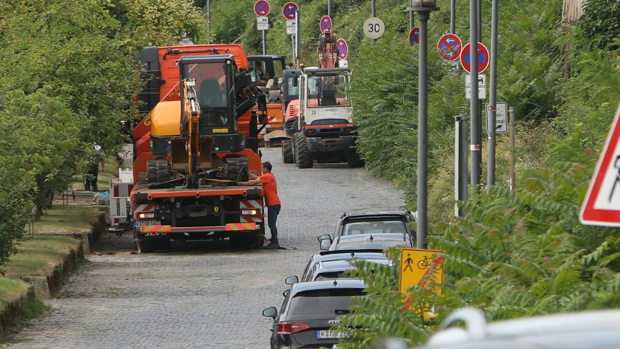 22.07.2025, Köln: Baustellenfahrzeuge auf dem Parkplatz an der Bastei
