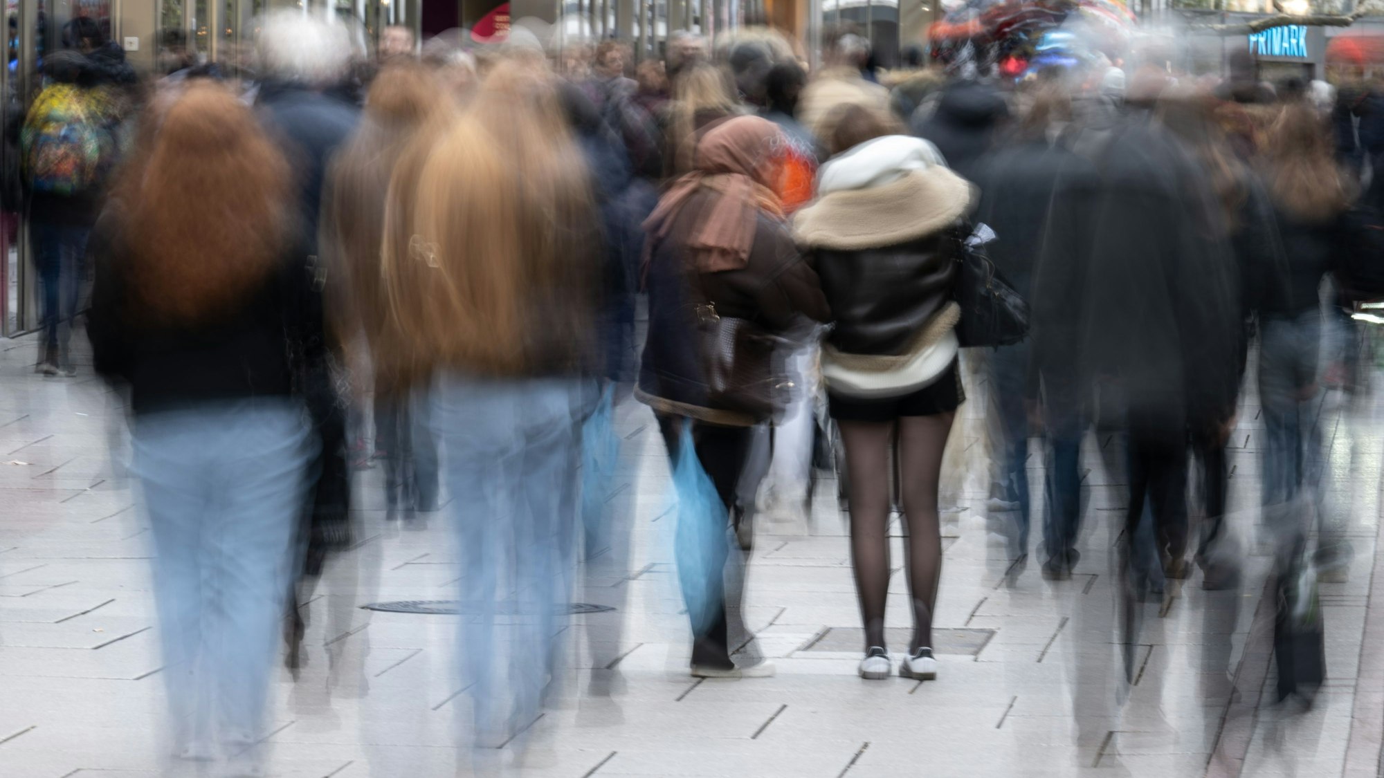 ARCHIV - 17.12.2024, Hessen, Frankfurt/Main: Menschen hasten über die Einkaufsstraße «Zeil». Im Vorweihnachtsgeschäft verbuchen viele Einzelhändler noch einmal ein Umsatzplus. (zu dpa: «Statistik: Wie sieht der durchschnittliche Deutsche aus?») Foto: Boris Roessler/dpa +++ dpa-Bildfunk +++