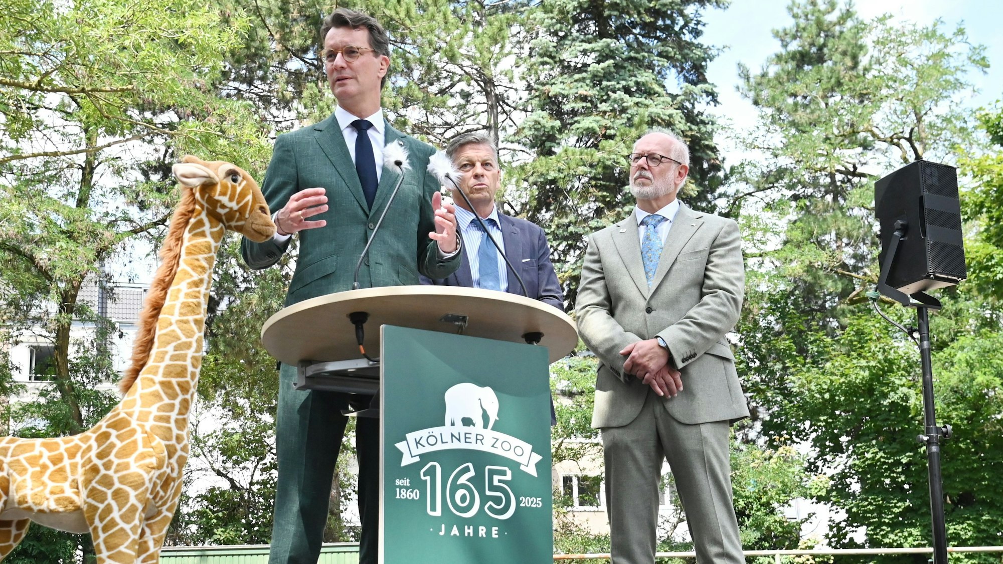 22.07.2025 Köln. Ministerpräsident Hendrik Wüst besucht die 165-Jahr-Feier des KölnerZoo und begleitet das Richtfest der neuen Giraffenanlage (11:15 Uhr). Im Anschluss trifft er Ehrenpatenkinder und ihre Familien im Kölner Zoo (12:30 Uhr). Wüst übernimmt als Ministerpräsident die Ehrenpatenschaft für die Drillinge, Vierlinge und Mehrlinge, die in Nordrhein-Westfalen geboren wurden. Foto: Alexander Schwaiger