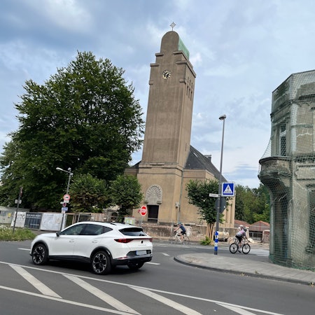 Das über Jahrzehnte vernachlässigte sogenannte Sonnenhaus an der Ecke Hauptstraße/ Poststraße bildet mit der benachbarten Lukaskirche ein Jugendstil-Ensemble.