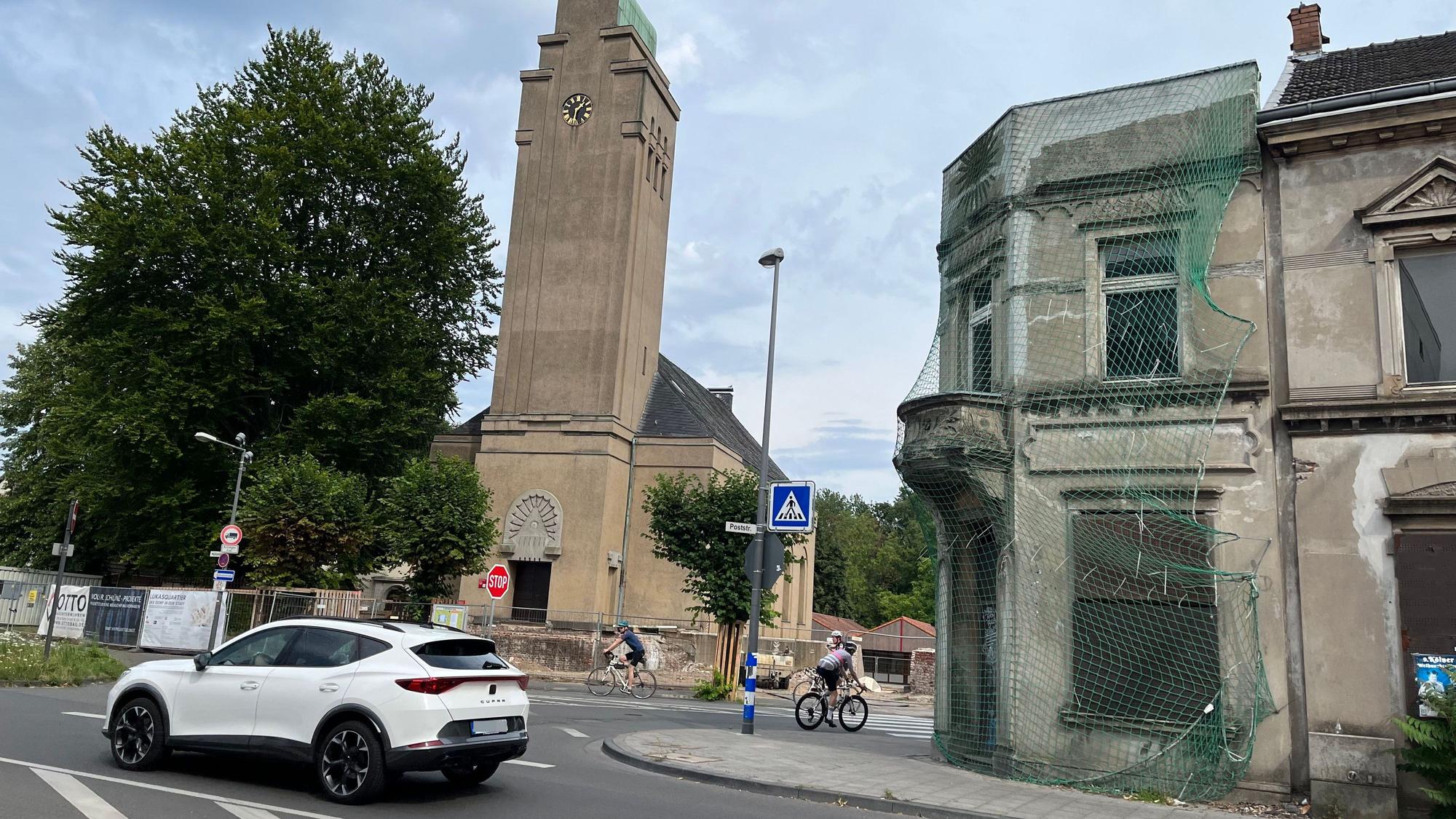 Das über Jahrzehnte vernachlässigte sogenannte Sonnenhaus an der Ecke Hauptstraße/ Poststraße bildet mit der benachbarten Lukaskirche ein Jugendstil-Ensemble.