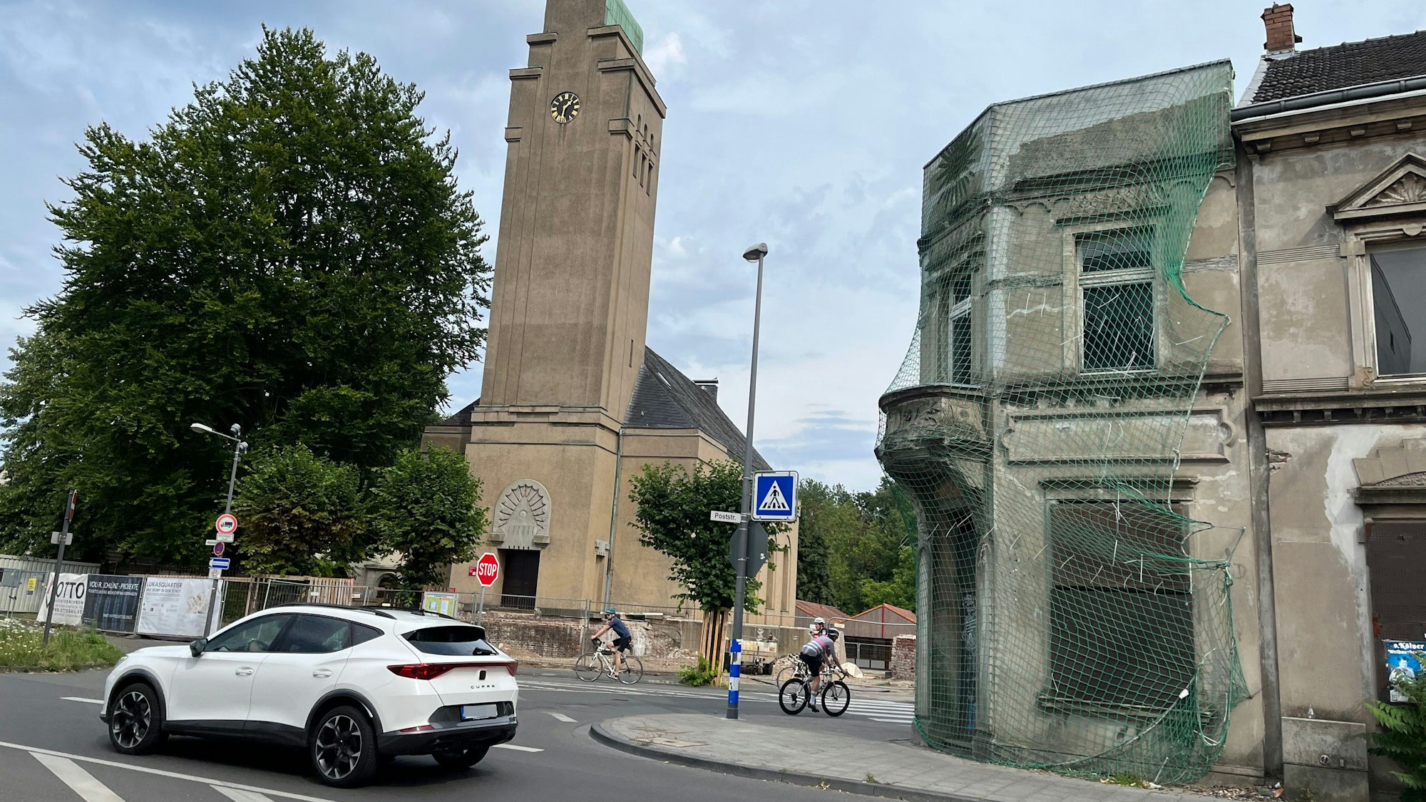 Das über Jahrzehnte vernachlässigte sogenannte Sonnenhaus an der Ecke Hauptstraße/ Poststraße bildet mit der benachbarten Lukaskirche ein Jugendstil-Ensemble.