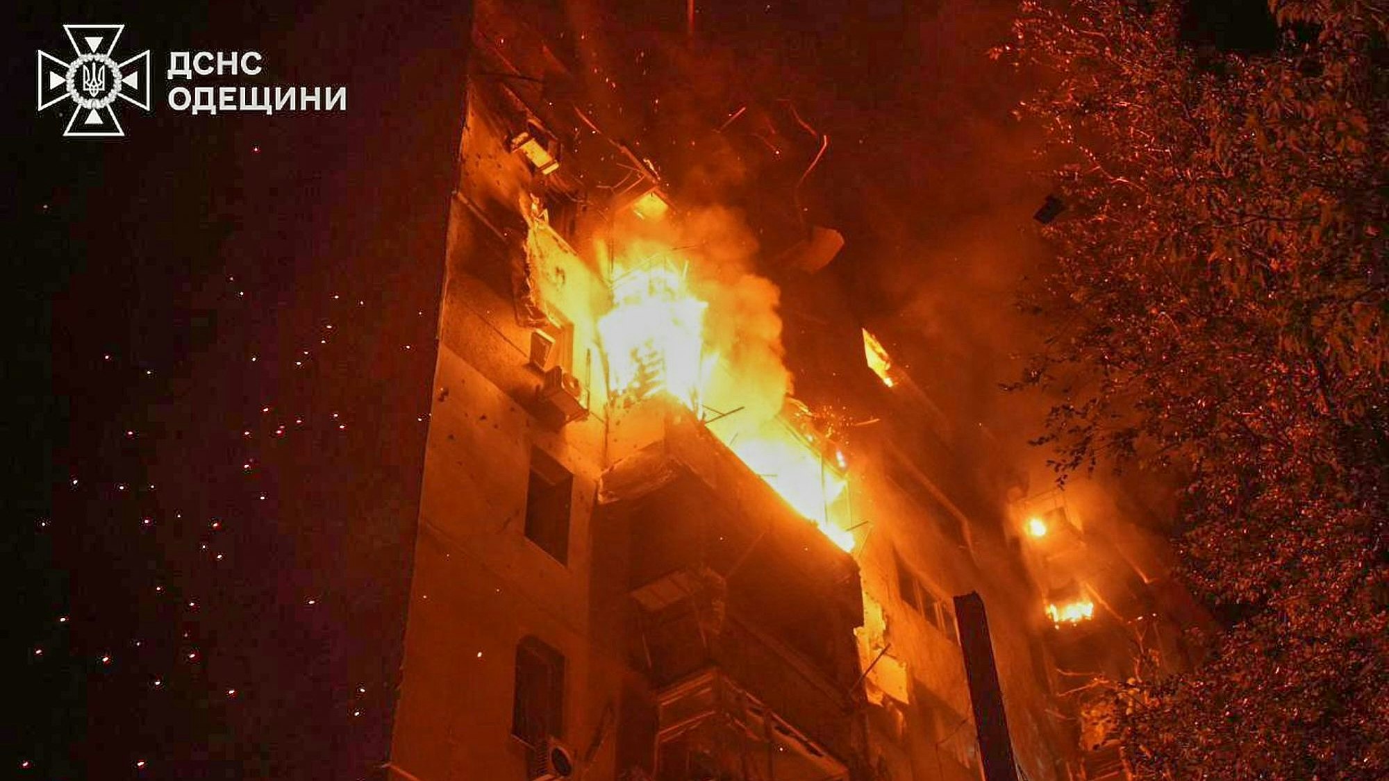 Auf diesem vom ukrainischen Rettungsdienst zur Verfügung gestellten Handout brennt ein Wohnhaus nach einem russischen Luftangriff in Odessa.