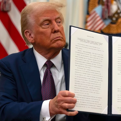 US-Präsident Donald Trump hält im Oval Office des Weißen Hauses eine unterzeichnete Anordnung hoch, die darauf abzielt, die verbleibenden Bundesunterlagen über die Ermordung von Präsident John F. Kennedy, Senator Robert F. Kennedy und Martin Luther King Jr. freizugeben. (Archivbild)