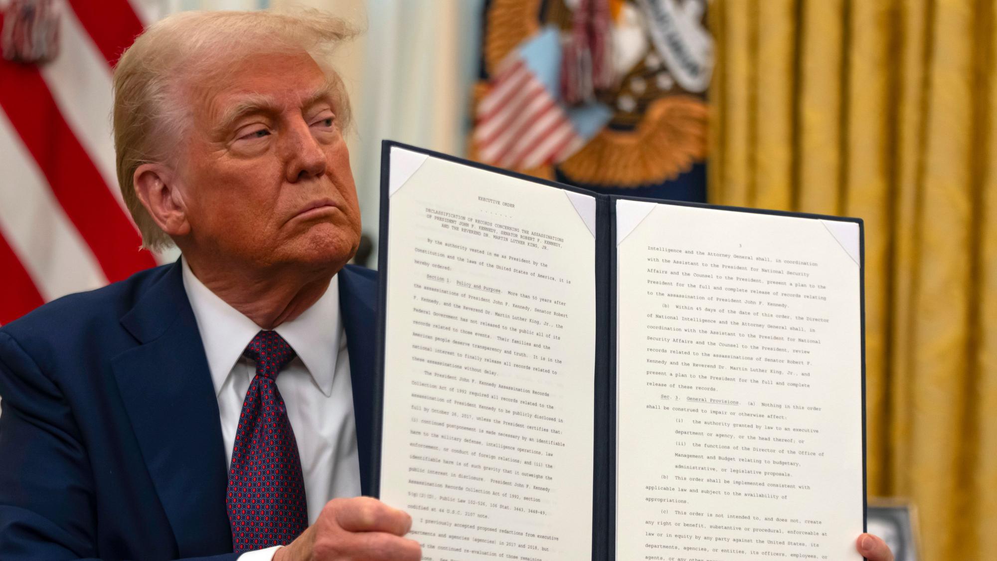 US-Präsident Donald Trump hält im Oval Office des Weißen Hauses eine unterzeichnete Anordnung hoch, die darauf abzielt, die verbleibenden Bundesunterlagen über die Ermordung von Präsident John F. Kennedy, Senator Robert F. Kennedy und Martin Luther King Jr. freizugeben. (Archivbild)
