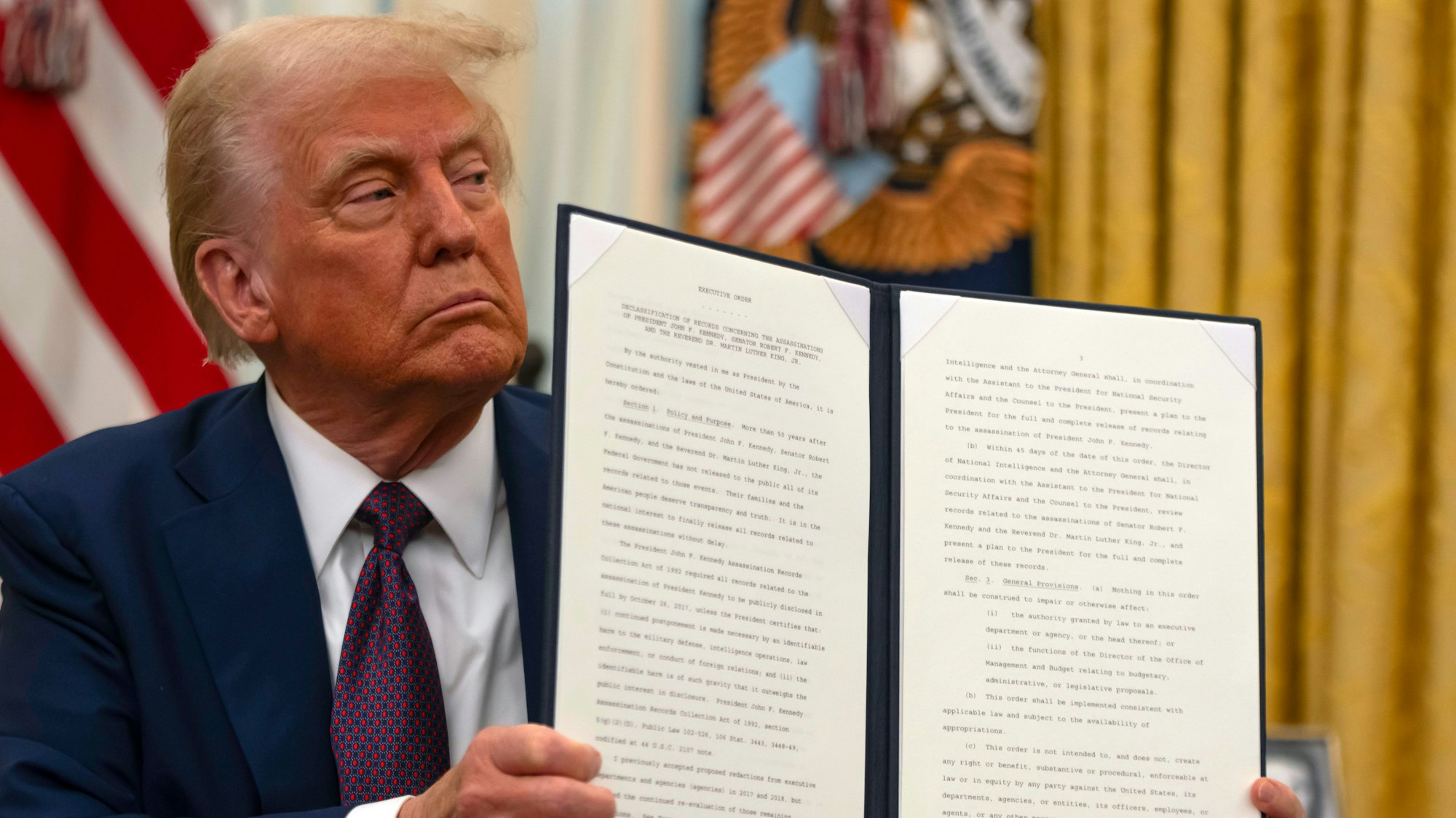 US-Präsident Donald Trump hält im Oval Office des Weißen Hauses eine unterzeichnete Anordnung hoch, die darauf abzielt, die verbleibenden Bundesunterlagen über die Ermordung von Präsident John F. Kennedy, Senator Robert F. Kennedy und Martin Luther King Jr. freizugeben. (Archivbild)