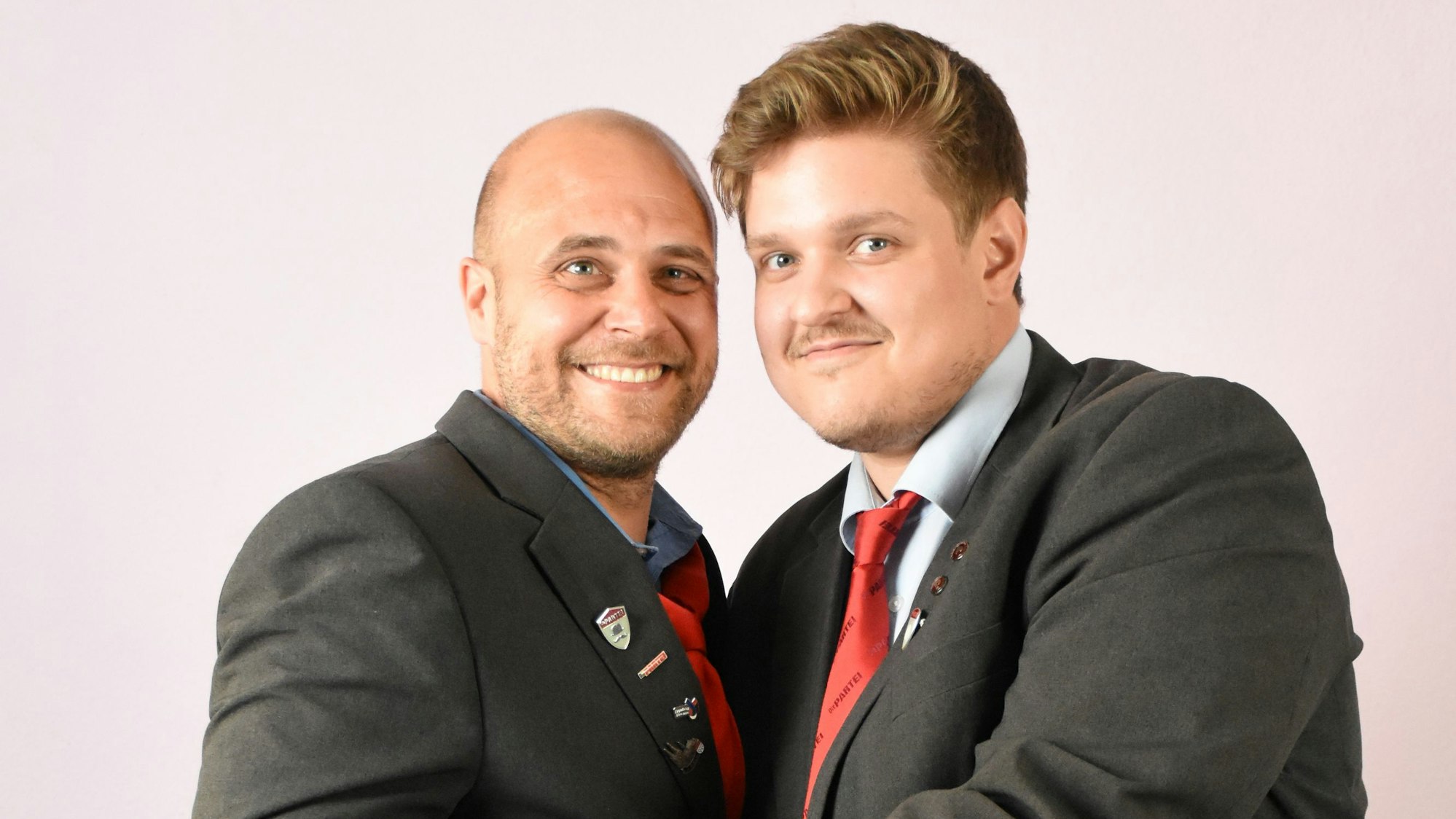 Die Satire-Partei Die Partei tritt mit Aaron von Kruedener (r.) und Andreas Altefrohne auf den ersten beiden Plätzen der Ratsliste zur Kommunalwahl in Köln 2025 an.