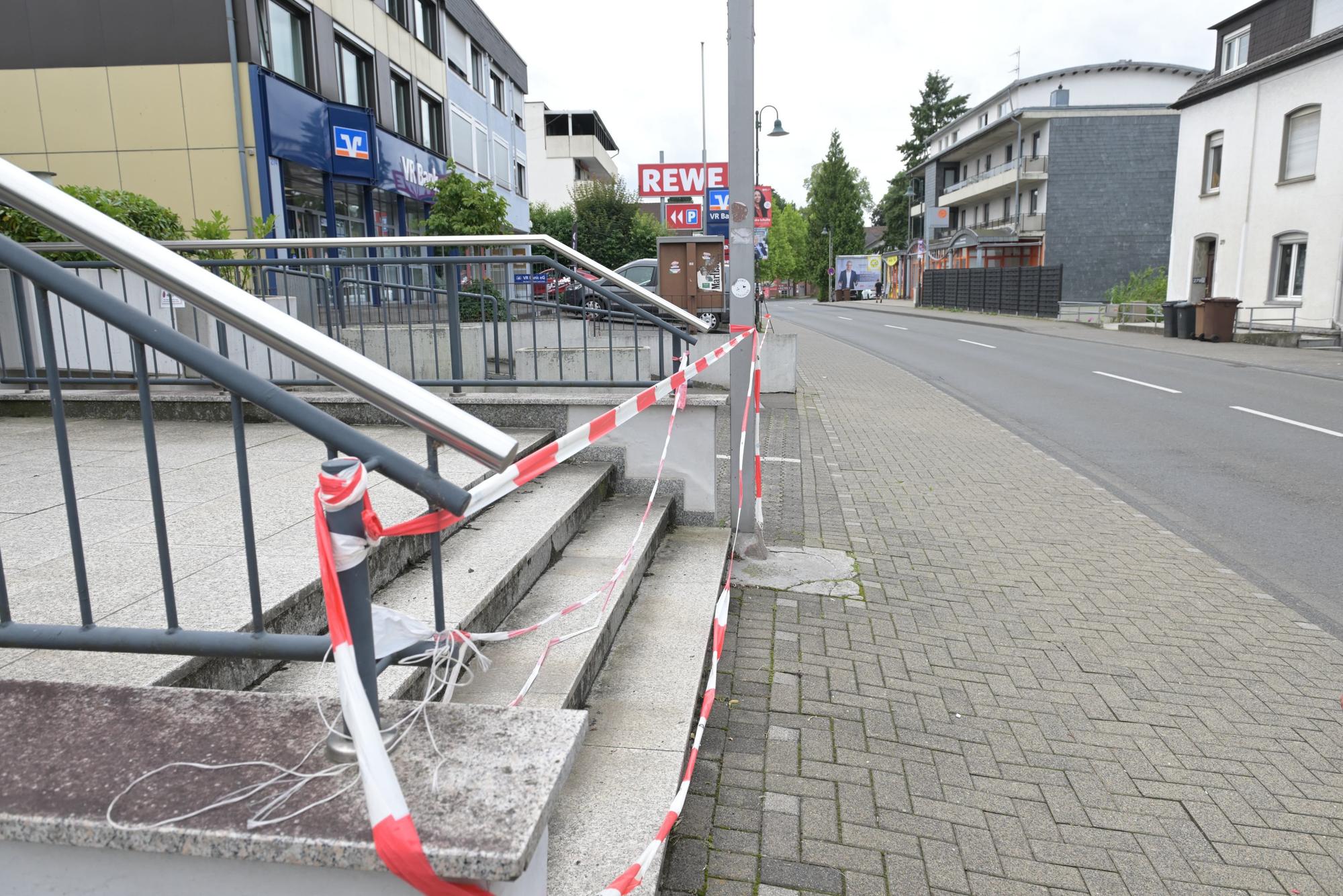 Abgesperrt ist der Zugang zur früheren Filiale der Kreissparkasse in Forsbach.