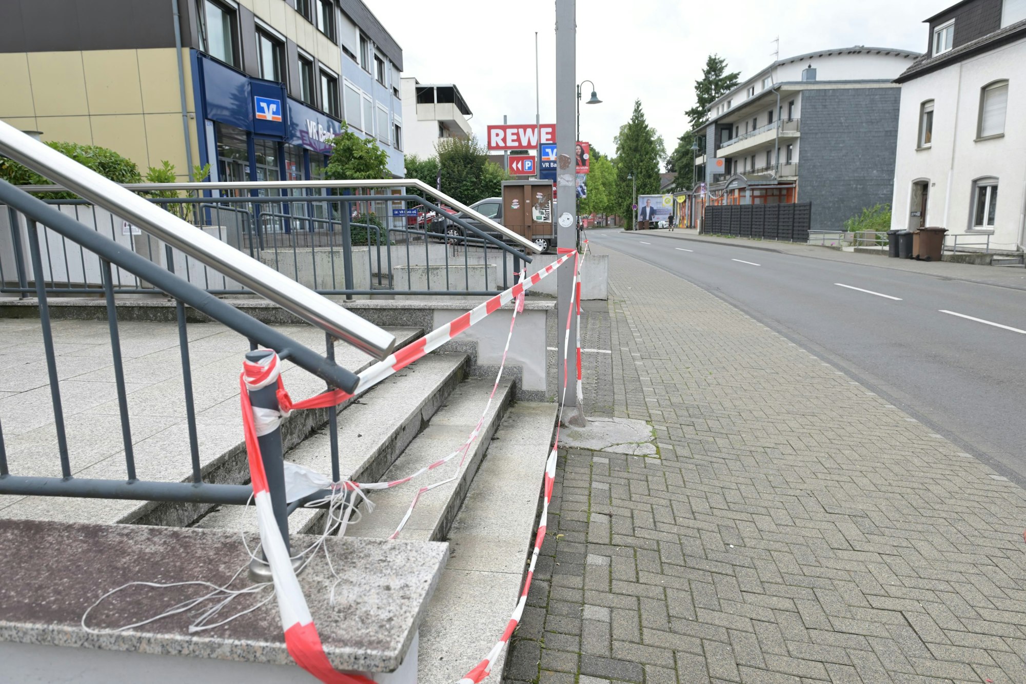 Abgesperrt ist der Zugang zur früheren Filiale der Kreissparkasse in Forsbach.