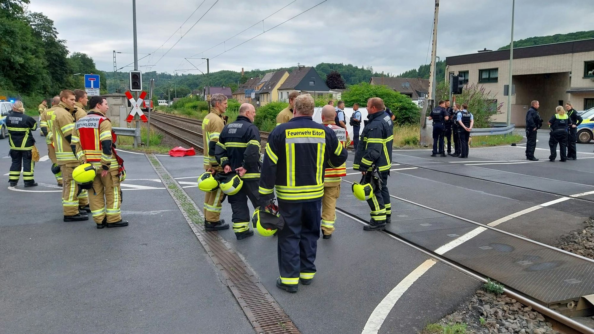 Zwei Menschen sind bei dem Versuch gestorben, den Bahnübergang am Spinnerweg bei geschlossener Schranke zu überqueren.