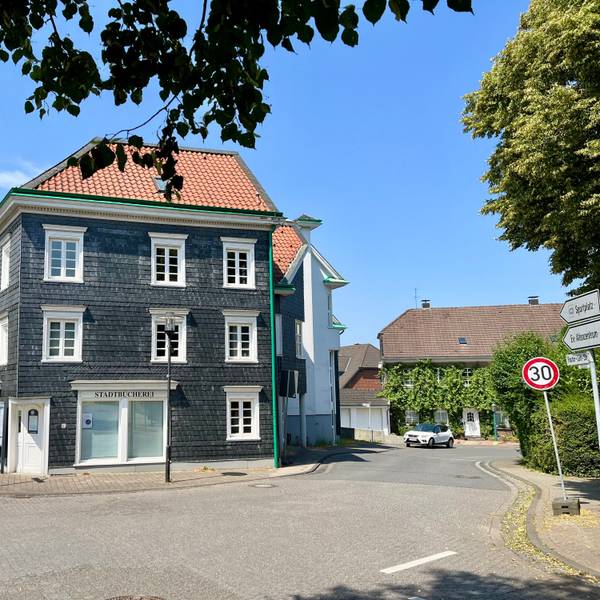 Marktplatz und Kirchenkurve in Burscheid
