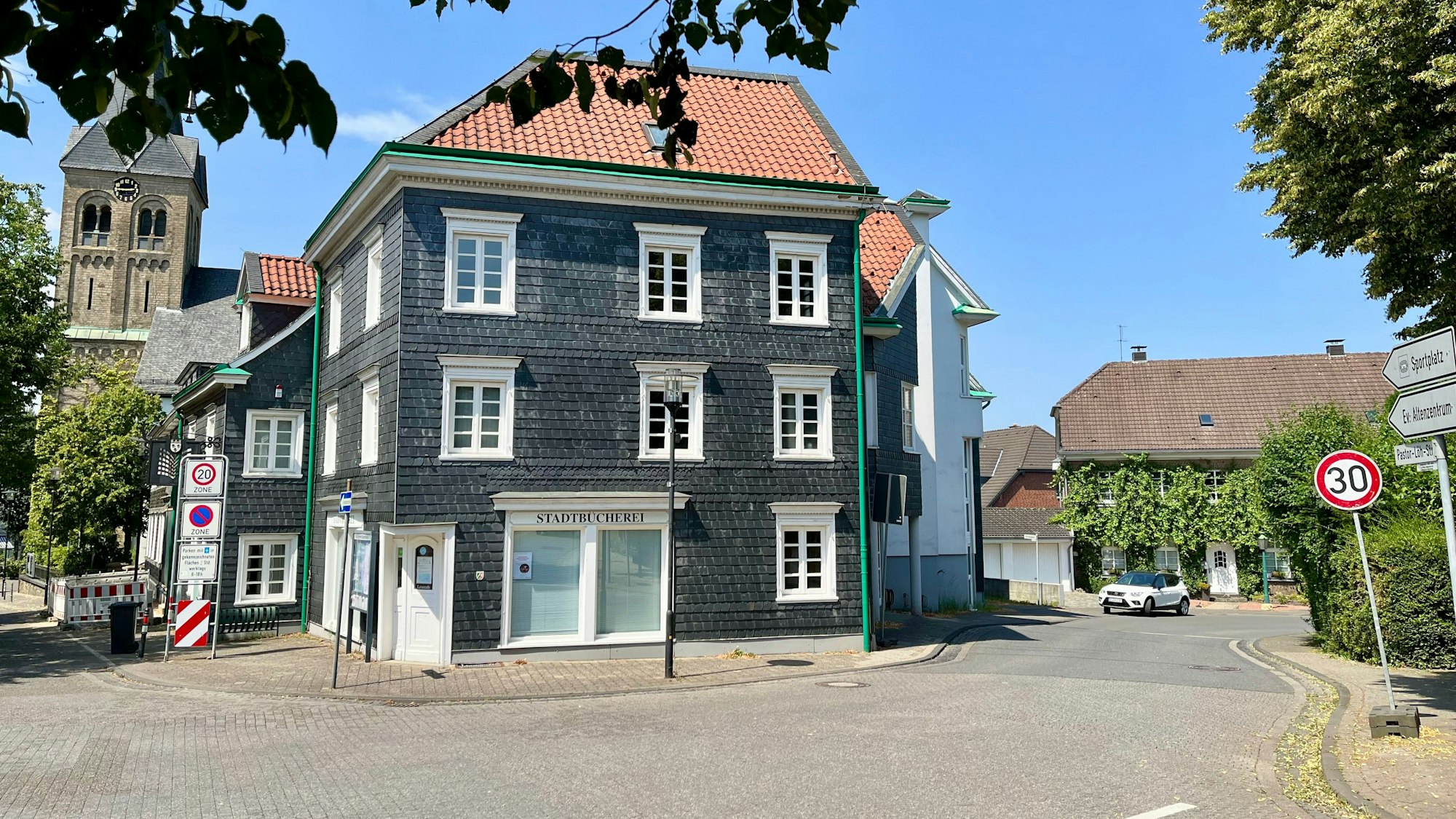 Marktplatz und Kirchenkurve in Burscheid