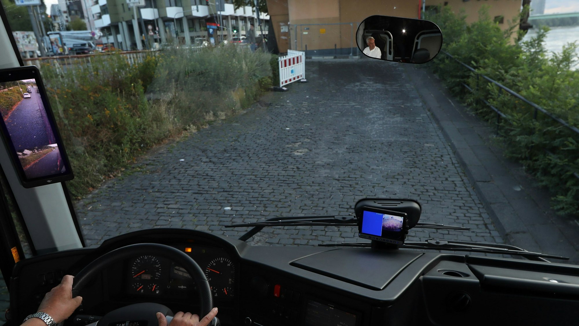 09.07.2025, Köln: Markus Klein, Inhaber des Busunternehmens Piccolonia, zeigt uns am Rheinufer, wie man mit einem Reisebus problemlos zu den Kreuzfahrtschiffen kommt. Die Stadt behauptet das Gegenteil.