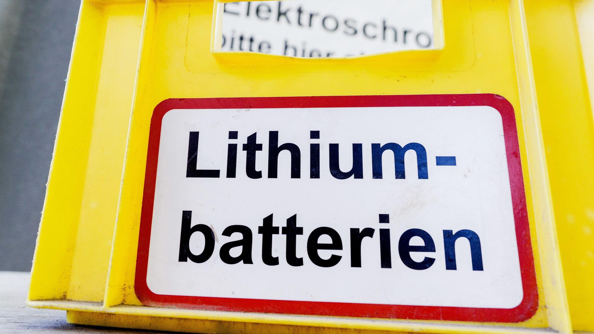 Ein Behälter, in dem Lithiumbatterien gesammelt werden.