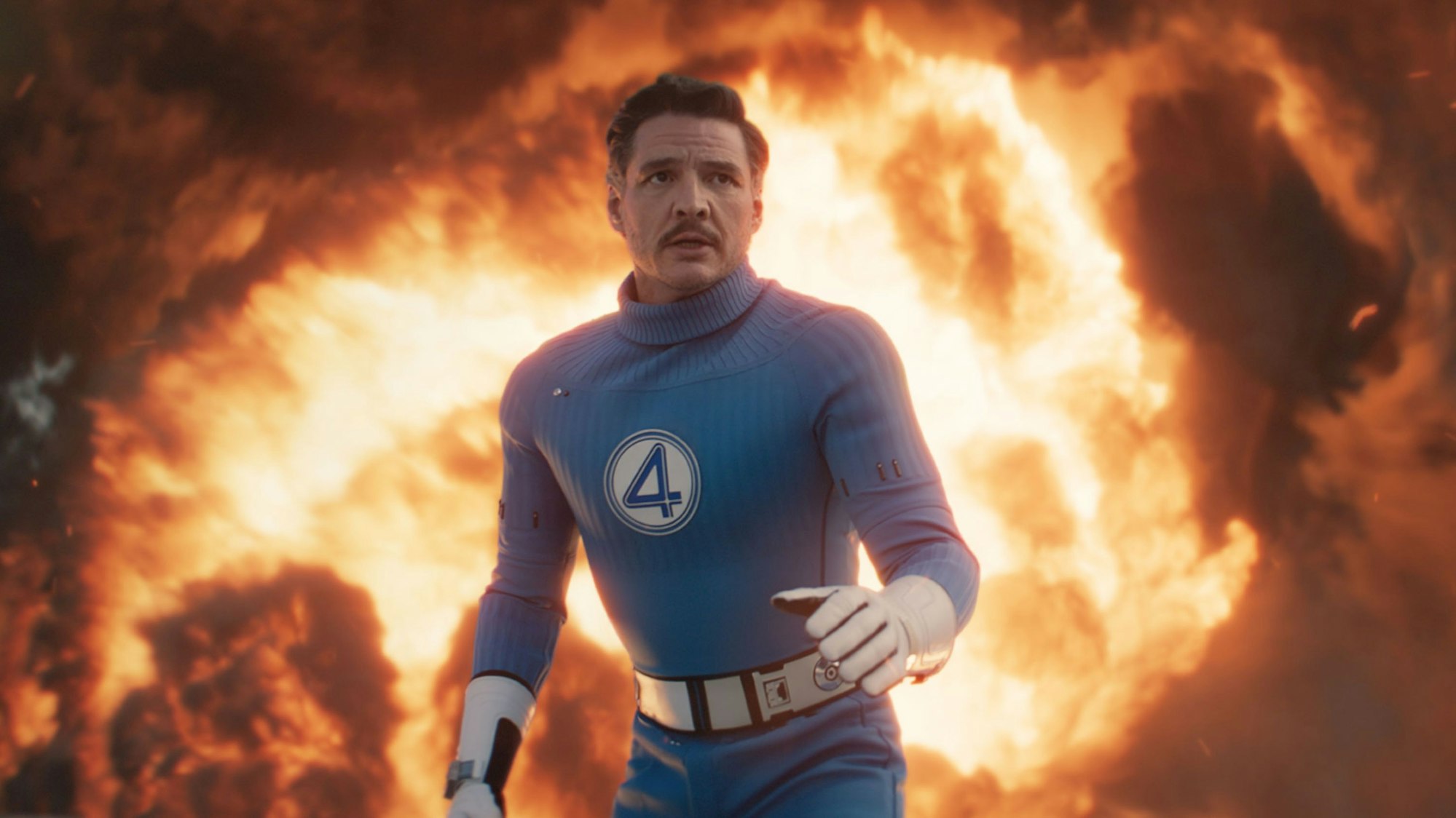 Pedro Pascal flieht als Mister Fantastic vor einer Explosion.