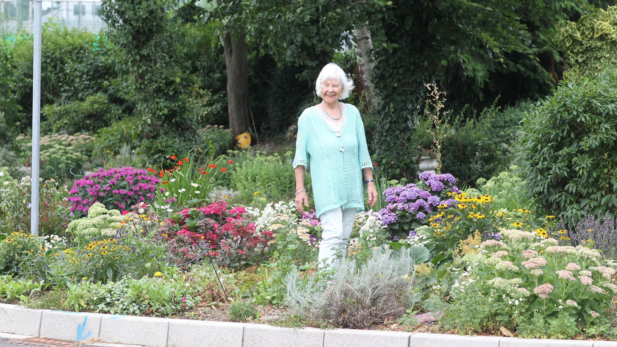 Gisela Pinunsko (85) steht in Winterscheid in dem Beet am Tennisplatz gegenüber der Kapelle, wo alles vor 20 Jahren begann.