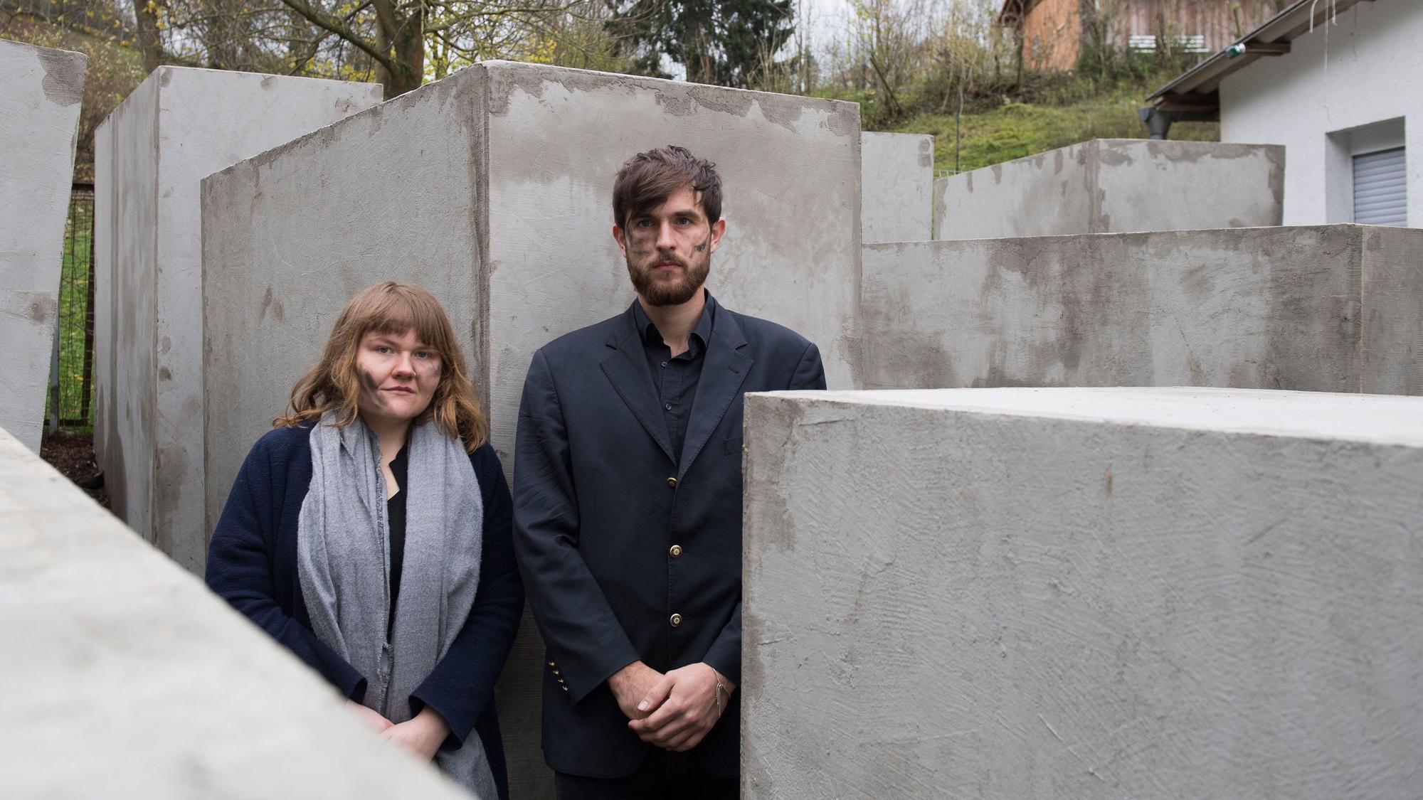 Das Bild zeigt Morius Enden und Jenni Moli, Mitglieder des Künstlerkollektivs Zentrum für Politische Schönheit, in einem verkleinerten Nachbau des Berliner Holocaust-Mahnmals in Sichtweite des Grundstücks von AfD-Politiker Höcke. Foto: Swen Pförtner/dpa