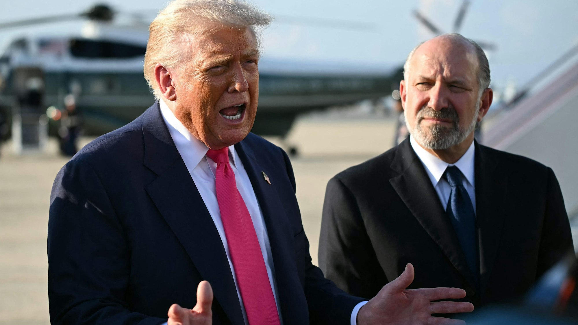 US-Präsident Donald Trump zusammen mit US-Handelsminister Howard Lutnick. (Archivbild)
