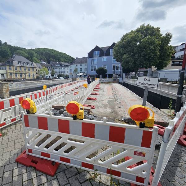 Blick auf die abgesperrte Brücke mit einem kleinen Durchgang für Fußgänger.