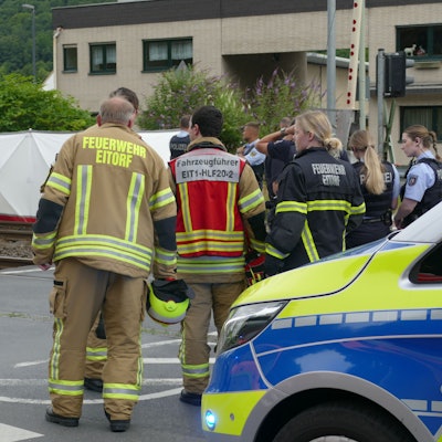 Die Feuerwehr stellte am Bahnübergang einen Sichtschutz auf.