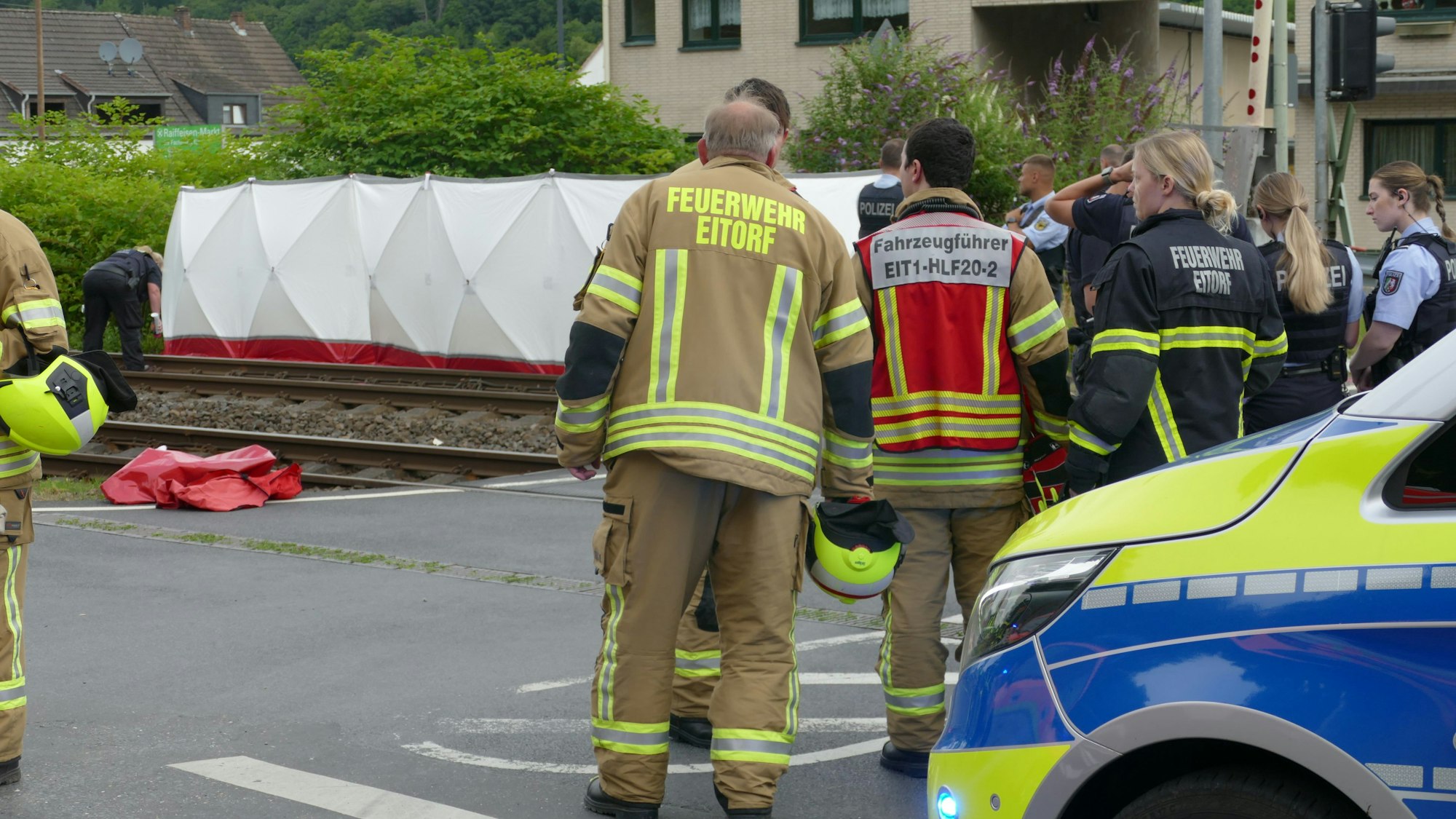Die Feuerwehr stellte am Bahnübergang einen Sichtschutz auf.