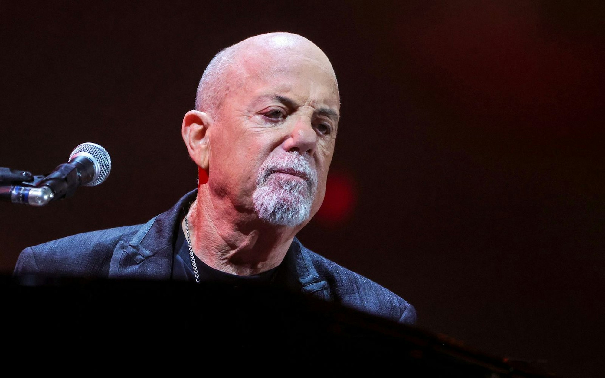Im Mai musste Billy Joel seine Tour absagen. Nun gab der Sänger ein Gesundheits-Update. (Bild: 2024 Getty Images/Ethan Miller)