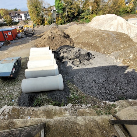 Auf dem früheren Merkur-Gelände entsteht, entlang der Bahnhofstraße, bald neuer Wohnraum. Bauherren der „Merkur-Zeile“ sind die Waldbröler Investoren Mirdi Roci und sein Neffe Bleron.