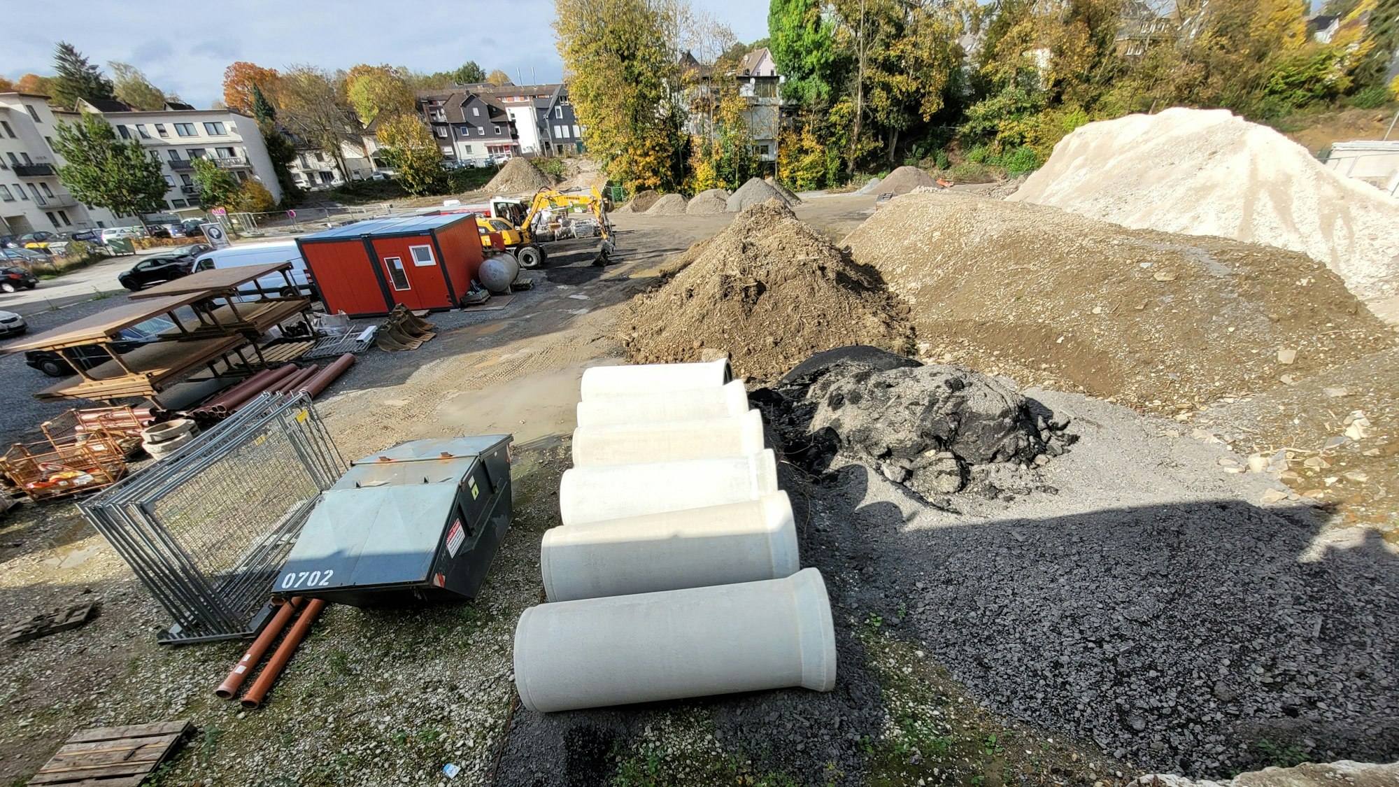 Auf dem früheren Merkur-Gelände entsteht, entlang der Bahnhofstraße, bald neuer Wohnraum. Bauherren der „Merkur-Zeile“ sind die Waldbröler Investoren Mirdi Roci und sein Neffe Bleron.