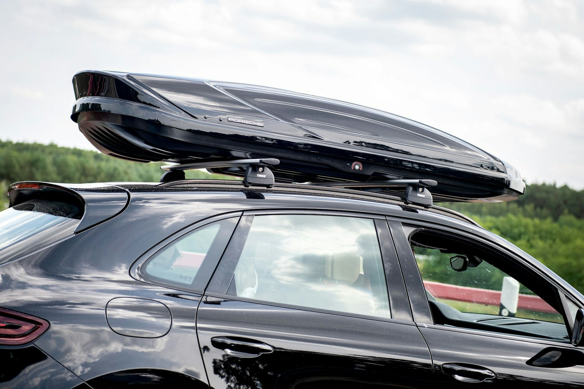 Mit einer Dachbox lässt sich für Urlaubsfahrten zusätzlicher Stauraum schaffen. Doch insgesamt darf das Fahrzeug nicht zu schwer werden.